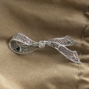 Vintage 14K White Gold Pin